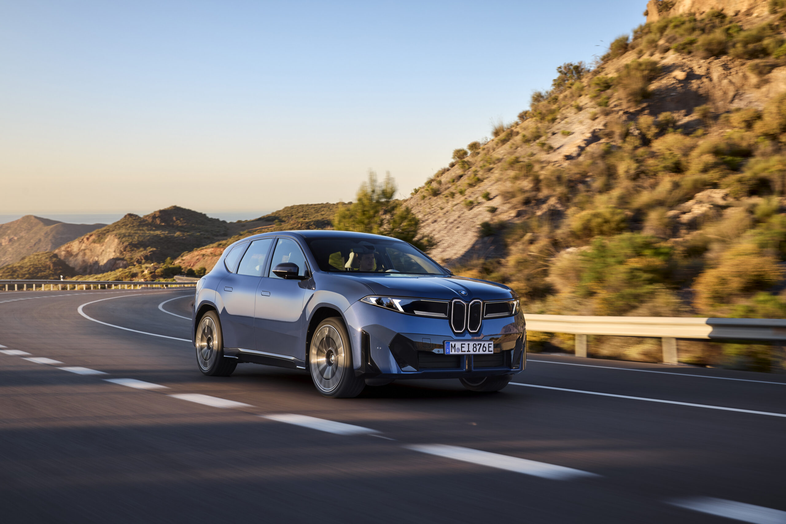 P90615617_highRes_the-new-bmw-ix3-50-x